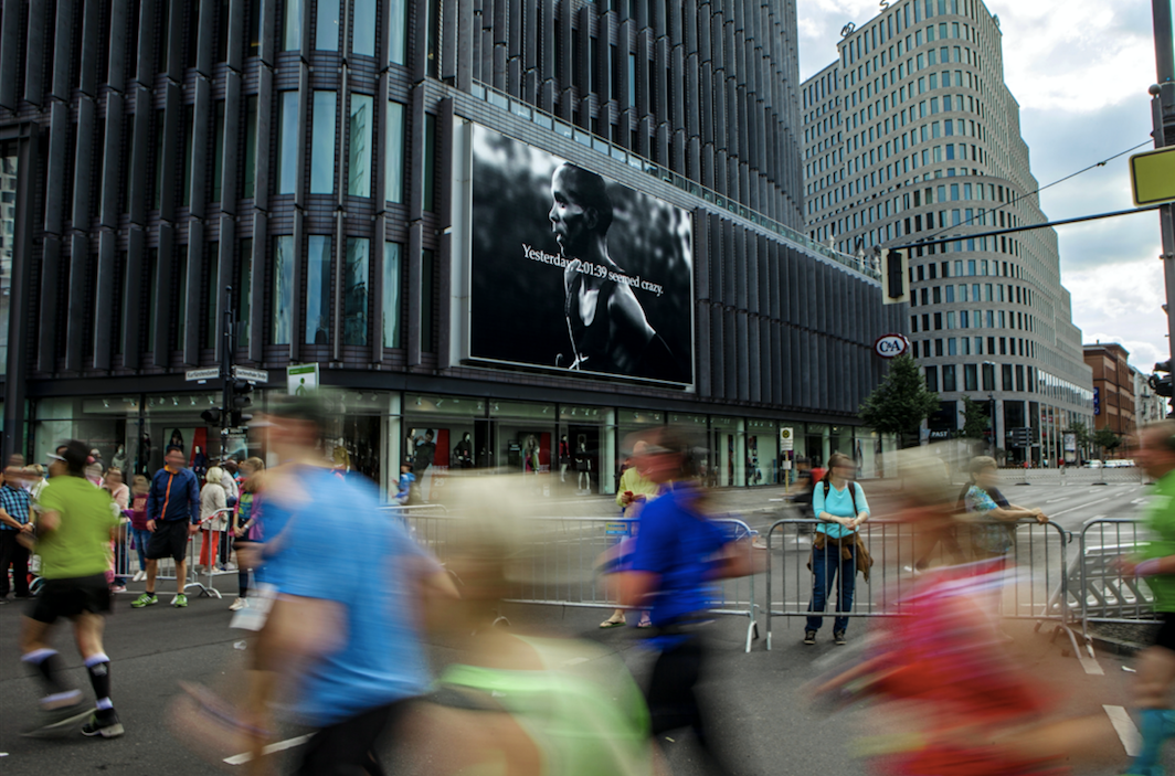 Image of the actual digital billboard displaying the record breaking time to other runners as they approached the final stretch.